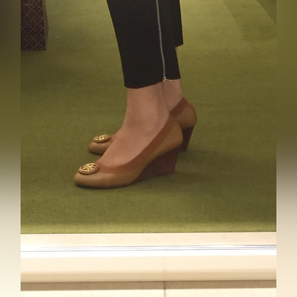 Authentic brand new in box Tory Burch tan wedge shoes size 7 (fits like a 6.5) - Picture 8 of 8